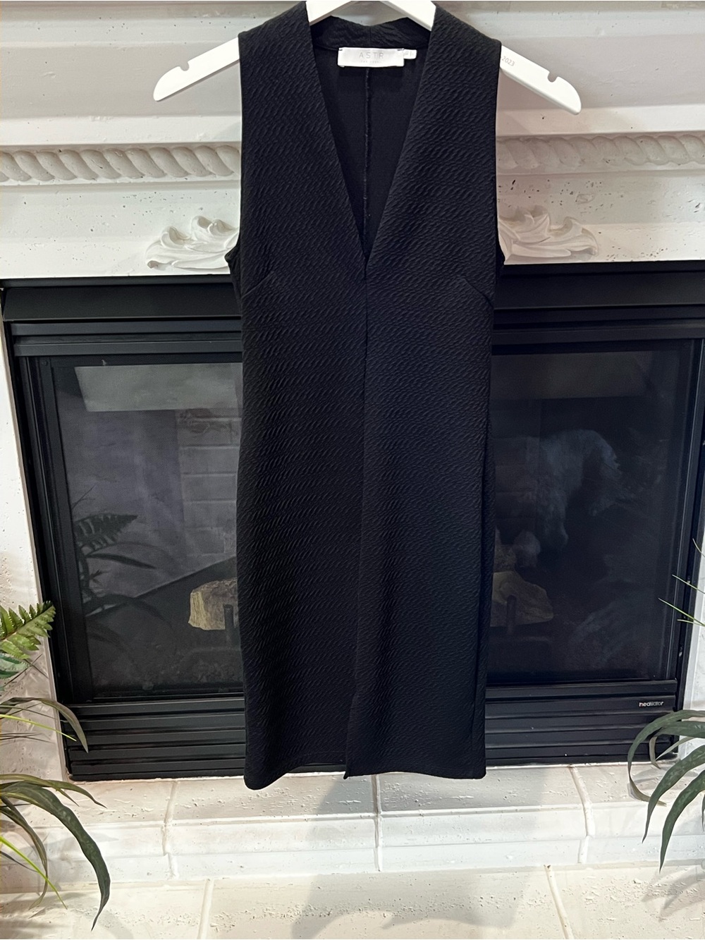 Astr Black Textured V-Neck Midi Dress - Picture 2 of 4